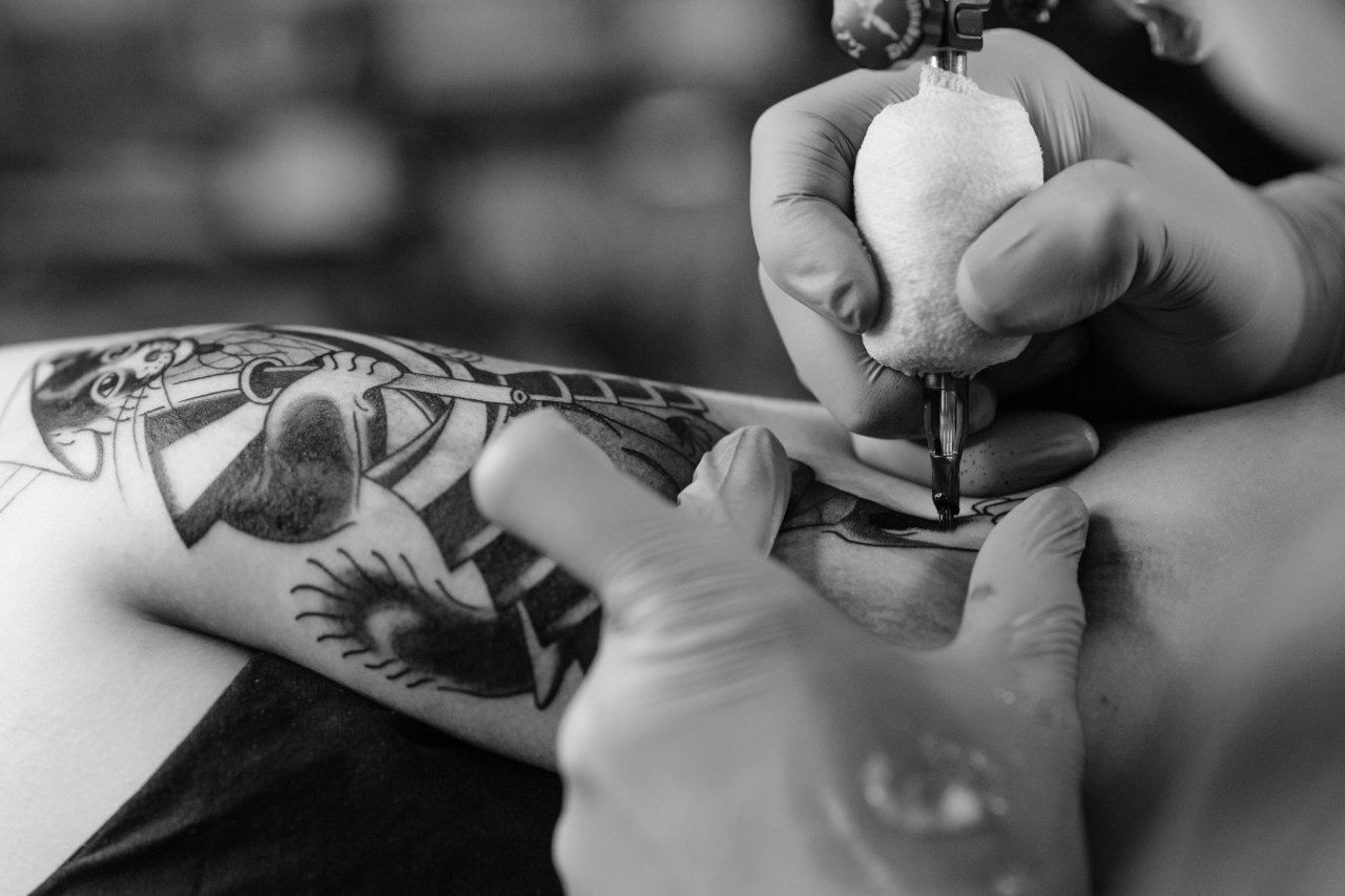 La Storia del Tatuaggio: Come Siamo Passati dall’Inchiostro Permanente alla Rimozione Sicura