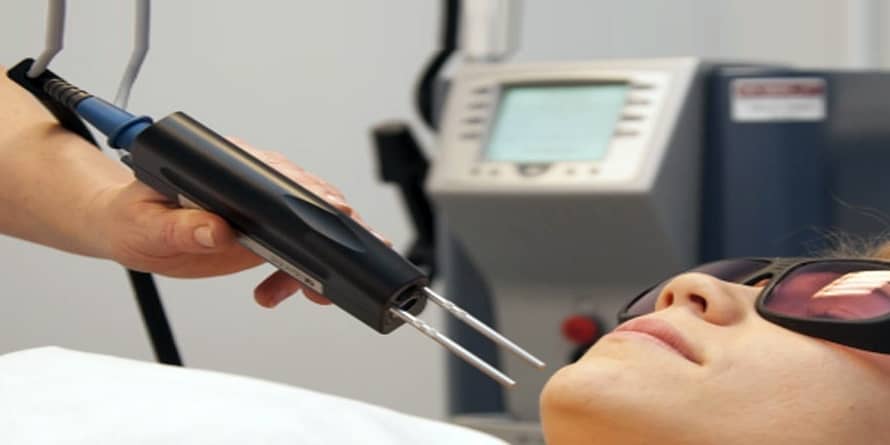 Paziente durante una seduta di epilazione laser medicale a Brescia presso il poliambulatorio Olosmed